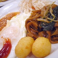 平麺の炒めがシンガポールチック？なホテルのブッフェ朝食