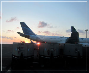 ングラライ空港に日が暮れる