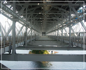 大鳴門橋「渦の道」。橋の構造がよくわかりますなー……