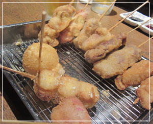 大阪「串亭こまいど」にて。案外たくさん食べられます。