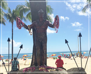 昼食後はワイキキビーチを右手にてくてく。デューク・カハナモク像の前も通りました。