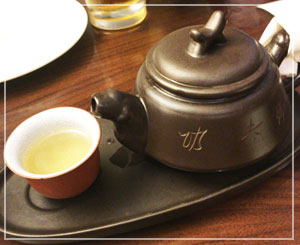 「シェフ特製茶壺入り澄ましスープ」、本当に「茶壺」でやってきました。おもしろい。