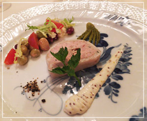 ホテルヨーロッパ内「DE ADMIRAAL」のディナー。このお皿はミルクフェッドのテリーヌ。