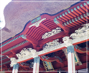 羽黒山出羽神社、「三神合祭殿」は見事な茅葺木造で。