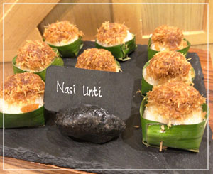 バリ島チックなお菓子から、これは「Nasi Unti」